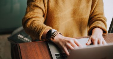 online lung health workshops/copdnewstoday.com/person using laptop